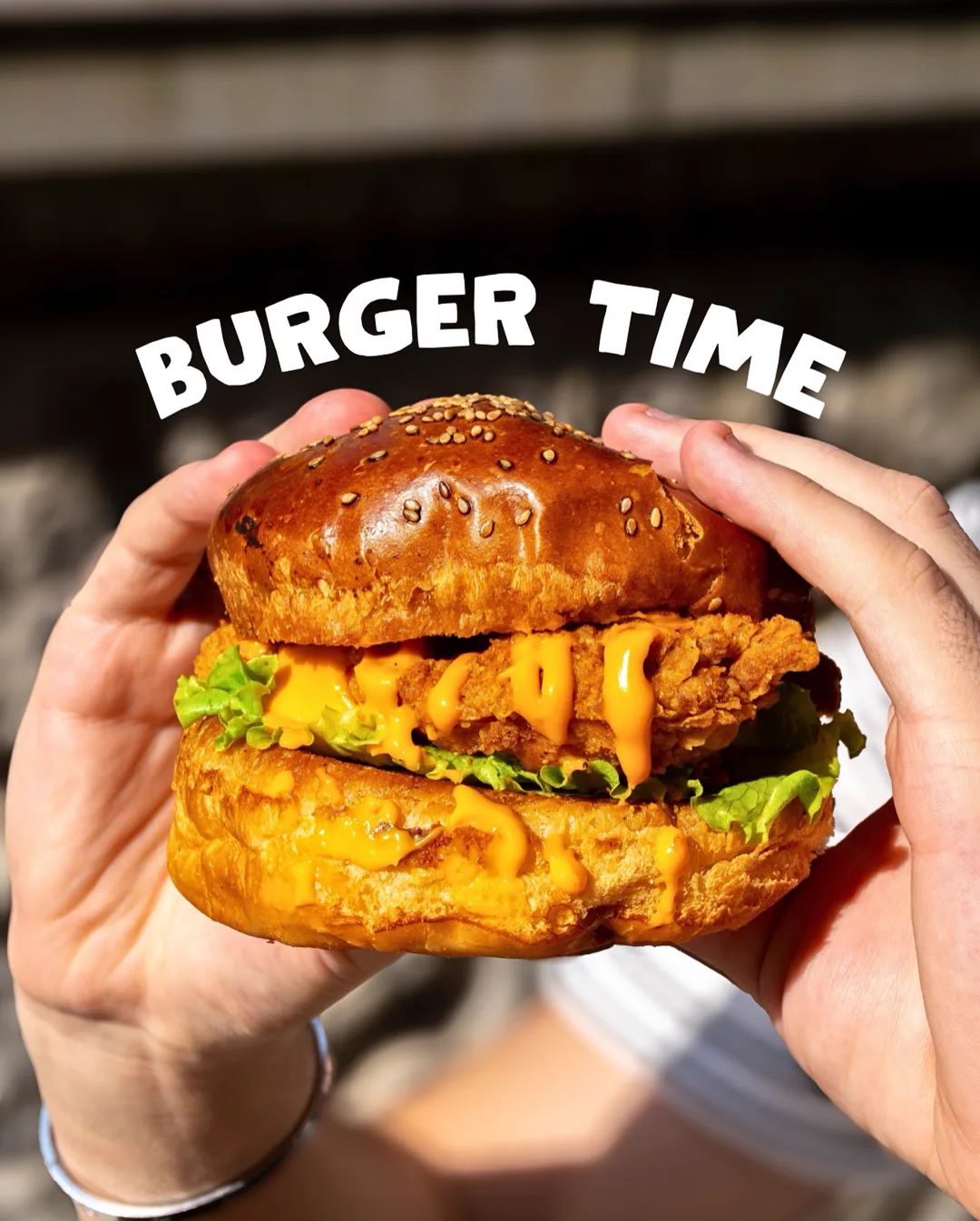 Elde tutulan çıtır tavuklu prime burger