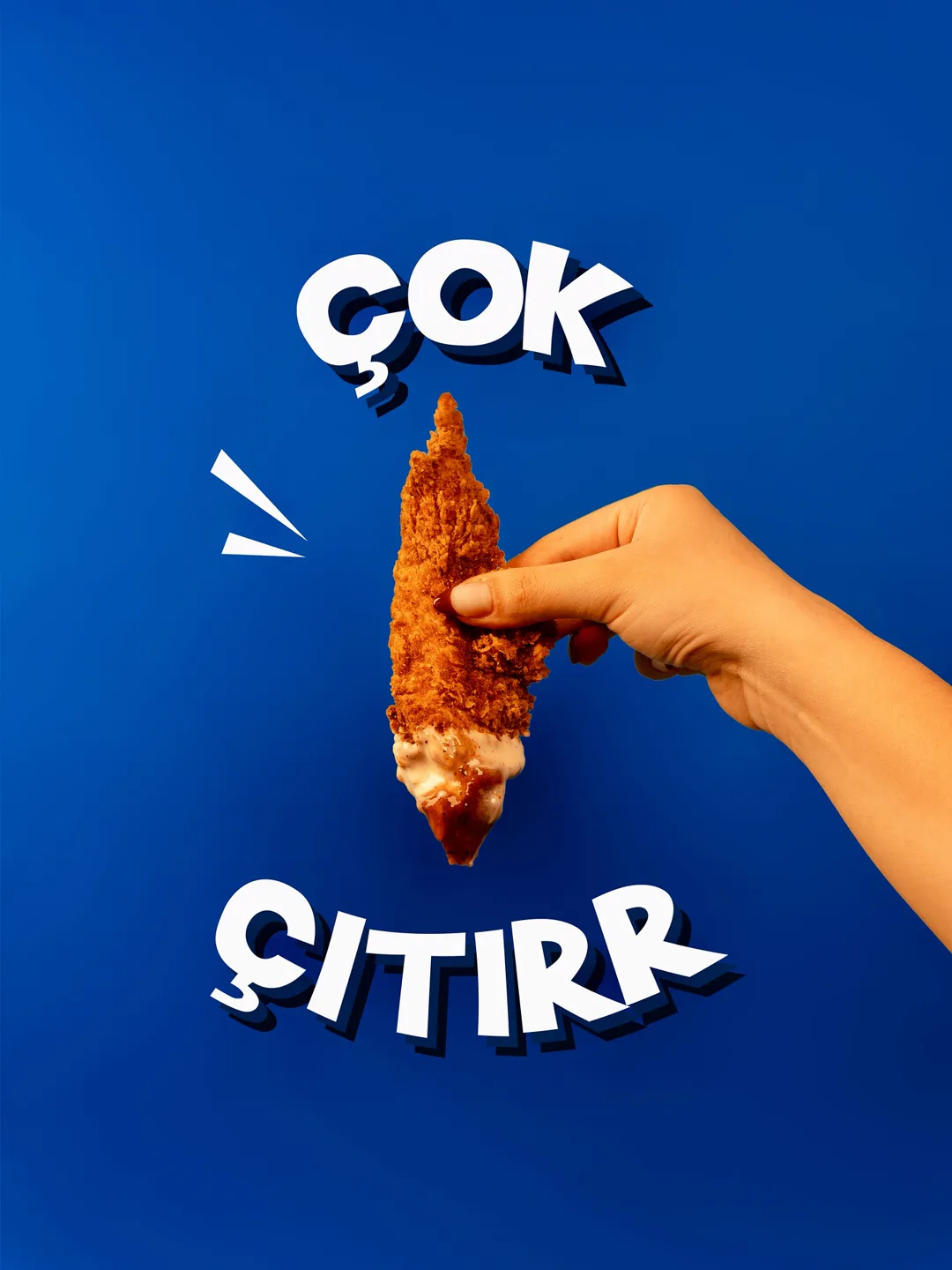 Mavi zeminde elde tutulan çıtır tavuk — Çok Çıtır gönderisi